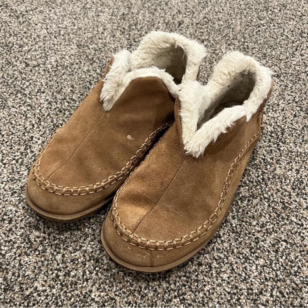 NATURAL REFLECTIONS Cozy Brown Suede Slippers with Faux Fur Lining